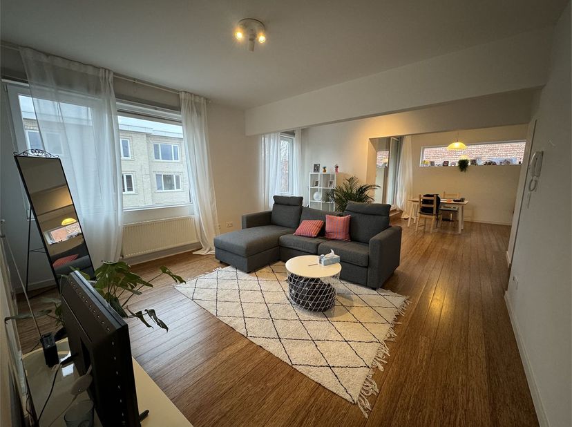 <br />
Zonnig appartement van 83m² met twee slaapkamers in een klein rustig gebouw zonder lift. Centraal gelegen, op een boogscheut van de drukte van