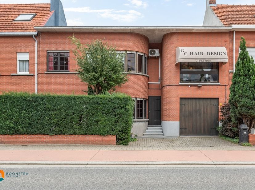 Op een uitstekende locatie te Sint-Katelijne-Waver bevindt zich deze karaktervolle woning met 3 slaapkamers, garage en een bewoonbare opp. van 292 m².
