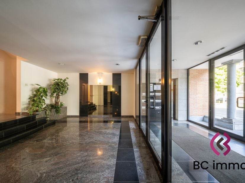 Exclusief appartement met 3 slaapkamers in hartje Hasselt<br />
Welkom in dit ruim en stijlvol afgewerkt appartement aan de Thonissenlaan in Hasselt.