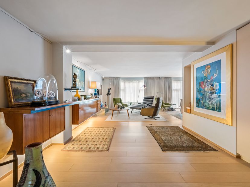 Ce spacieux appartement d'une surface habitable impressionnante de 254 m² se situe au cur d'Ostende. La plage est à deux pas et toutes les commodités