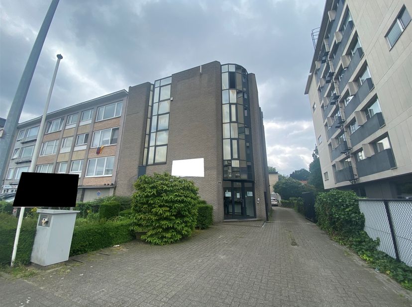 BUREAU SPACIEUX À RÉNOVER SUR UN SITE COMMERCIAL À DEURNE !<br />
<br />
<br />
Situation : Parfaitement situé sur la Bisschoppenhoflaan avec beauc