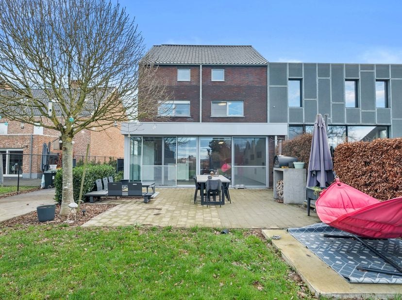 Soms kom je een woning tegen waar alles gewoon klopt. Geen grote verbouwingen, geen stress over energiefacturen, maar wel alle ruimte om je eigen stem