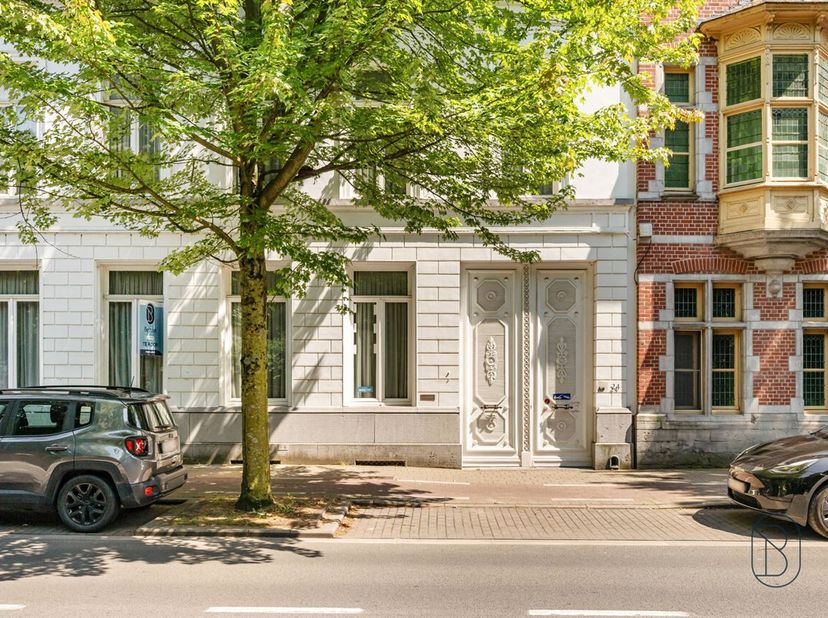 In het bruisende hart van Kortrijk bevindt zich deze uitzonderlijke herenwoning, een zeldzame combinatie van grandeur, ruimte en hedendaags comfort. <