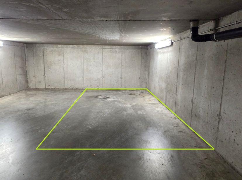 Deze staanplaats is gelegen in het privatieve gedeelte van Residentie Castello te Tielt met name in de Stationstraat 1. Comfort gegarandeerd, want je
