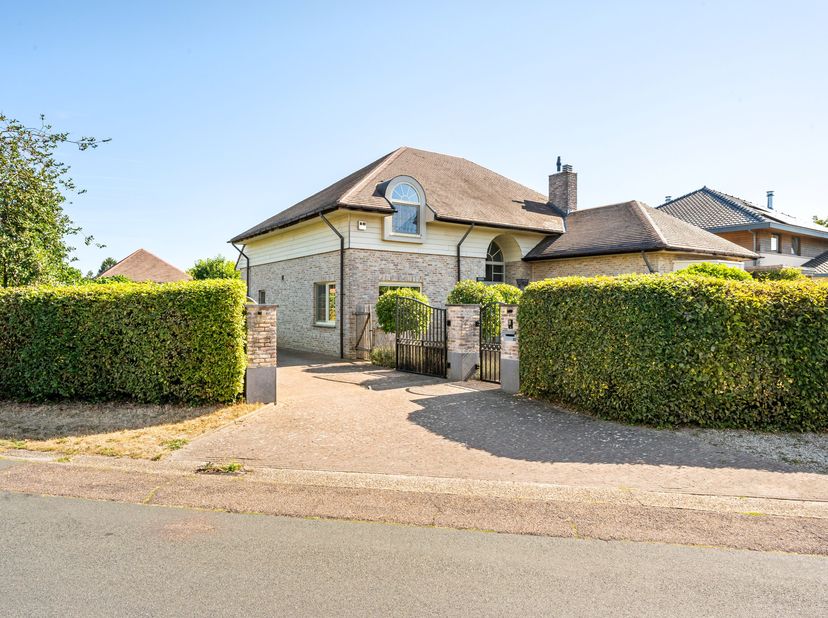 Cette villa individuelle est située dans un emplacement de choix à Leopoldsburg sur un magnifique terrain de 10 ares 76 ca.<br />
<br />
La maison se