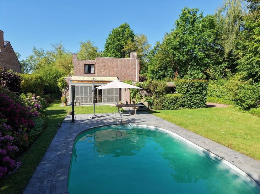 In een van de meest exclusieve straten van Hasselt bevindt zich deze karaktervolle villa uit 1975, gelegen op een ruim perceel van maar liefst 24are42