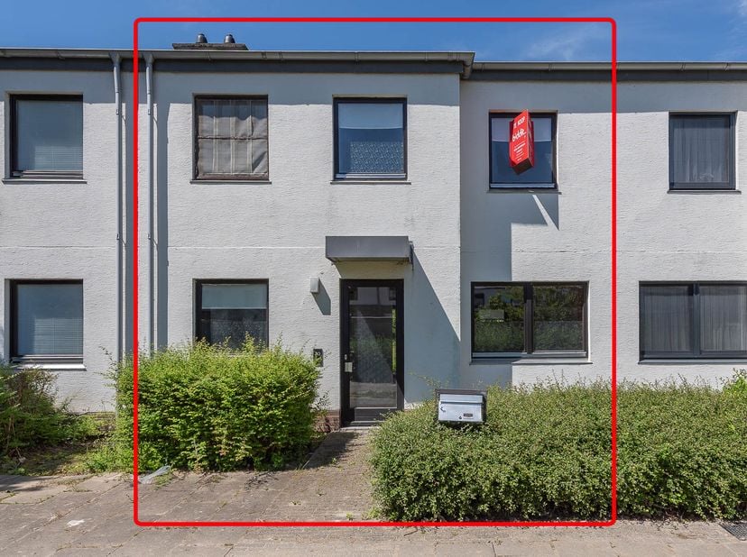 MAISON IDEALEMENT SITUE<br />
<br />
Maison à rafraîchir, idéalement située, avec garage et jardin. Elle comprend un vaste séjour, une cuisine (non éq