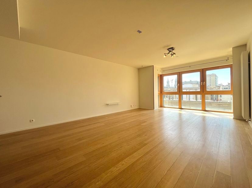 ETTERBEEK - In de Europese wijk, nabij winkels en openbaar vervoer, lichtrijk APPARTEMENT (1SLK/1BAD) van ±67m² gelegen op de 5de verdieping. Het omva