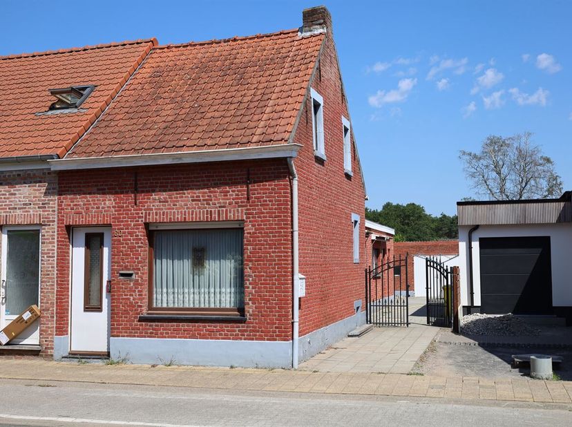 Goed gelegen te renoveren woning met 1 slaapkamer, grote garage en diepe tuin.<br />
Richtprijs: 199.000 euro<br />
We betreden de woning vooraan via