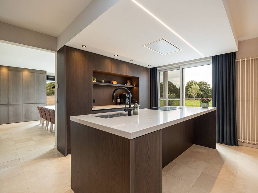 Vanuit deze instapklare woning geniet je van een panoramisch zicht over weilanden. Deze woning, gelegen op een perceel van ca 17 are, biedt lichtrijke