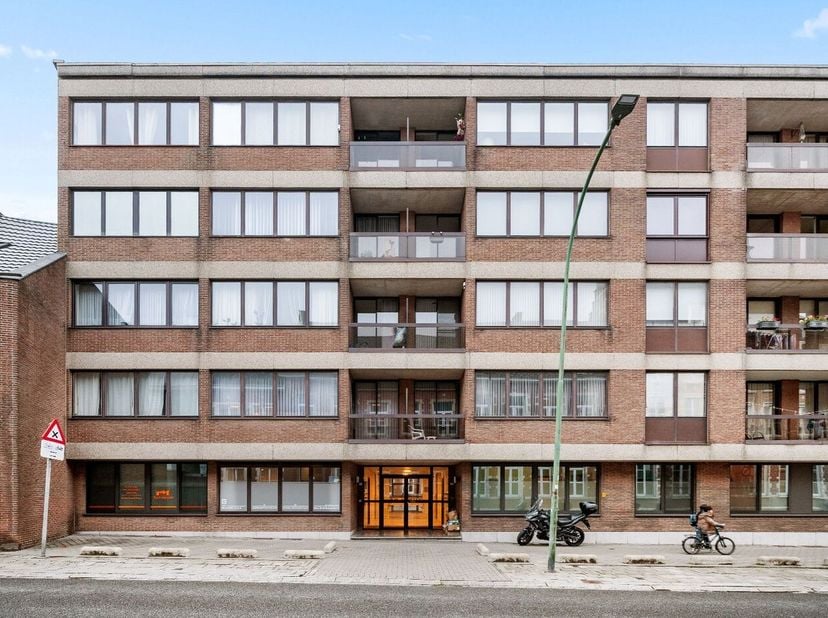 Dit instapklare appartement is gelegen in het hart van Tienen en biedt een standaard van comfort en luxe. Het appartement beschikt over een ruime leef