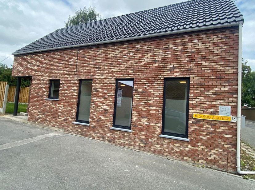 Deze gezellige woning, gelegen in Chapelle-à-Oie, beschikt over een hal van 4,3 m², een ruime woonkamer van 38,4 m² die uitkomt op een volledig uitger