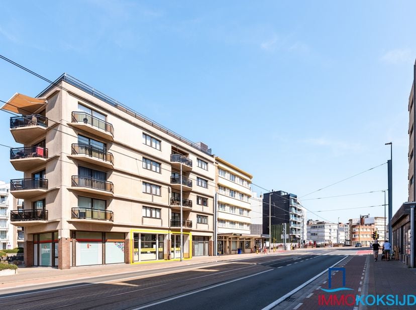 Handelsruimte te Sint-Idesbald, Uiterst centrale ligging met veel passage.<br />
<br />
Actueel ingericht als kantoorruimte&amp;nbsp;met veel etalage, kit