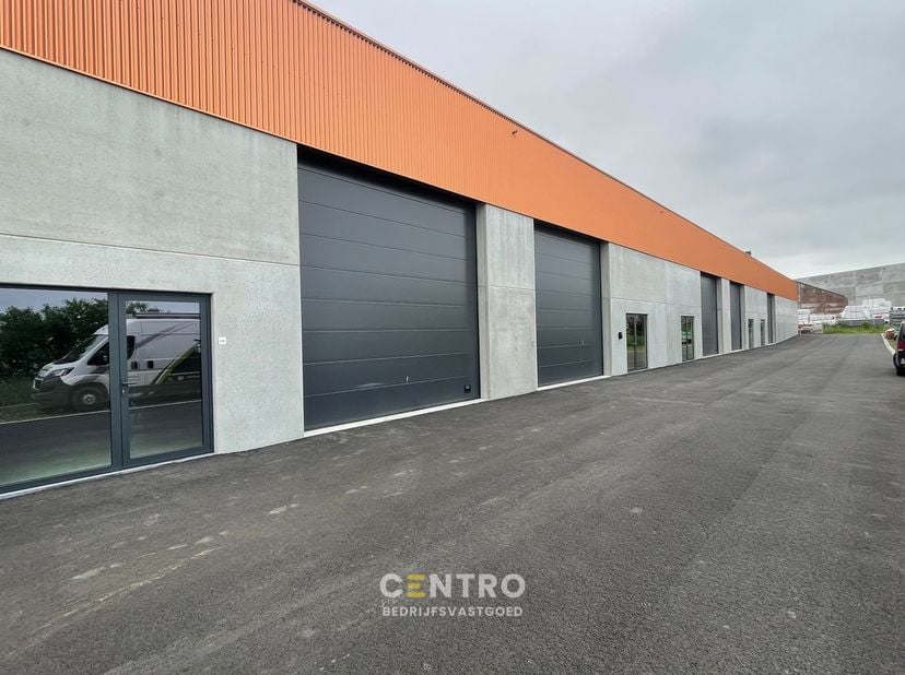 Benaderende AFMETINGEN:<br />
Breedte: 12m x lengte: 27,90m of ± 335m²<br />
<br />
AFWERKING:<br />
-&amp;nbsp;Stalen constructie:&amp;nbsp;gezandstraald, be