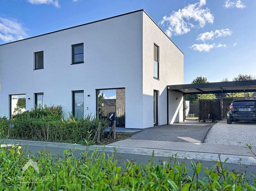 Instapklare halfopen woning in een rustige en kindvriendelijke omgeving bestaande uit een inkomhal met afzonderlijk toilet, lichtrijke leefruimte met