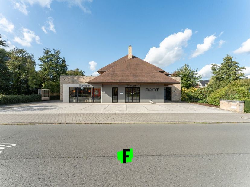 In het centrum van Rumbeke huisvest deze woning met volledige geïnstalleerde handelsruimte.<br />
Diverse winkels, horeca, openbaar vervoer, bedrijven