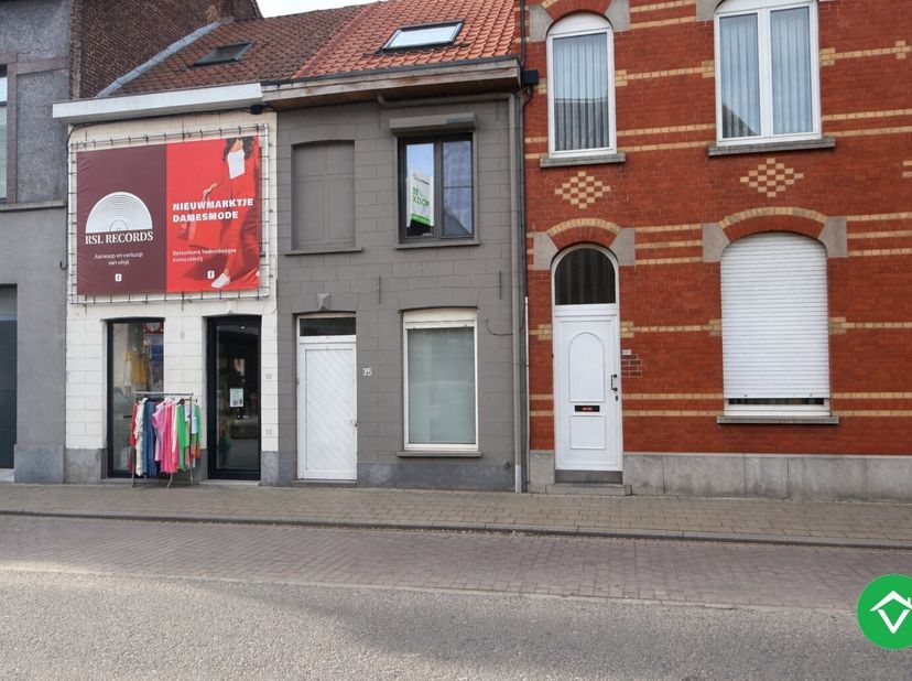 Deze woning is gelegen op een zeer strategische ligging in centrum Roeselare. Alles is gelegen in de korte nabijheid van de woning: de Colruyt, het Ge