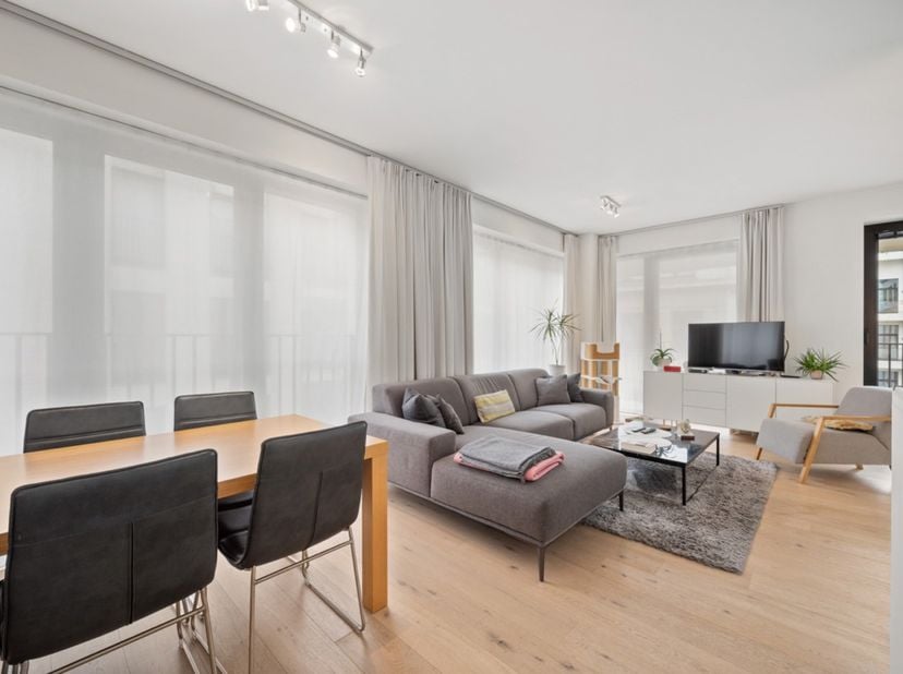 Deze prachtige flat te huur in het hart van de stad heeft alles! Gelegen op het 6e verdiep, in alle rust en op een steenworp van de Brouckère, wandela