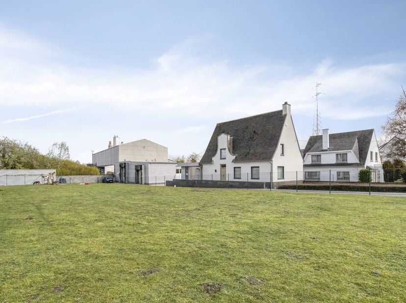 Droomt u van de perfecte combinatie van comfortabel wonen met opslag-/werkruimte en potentieel voor uitbreiding/ontwikkeling? Dan is deze uitzonderlij
