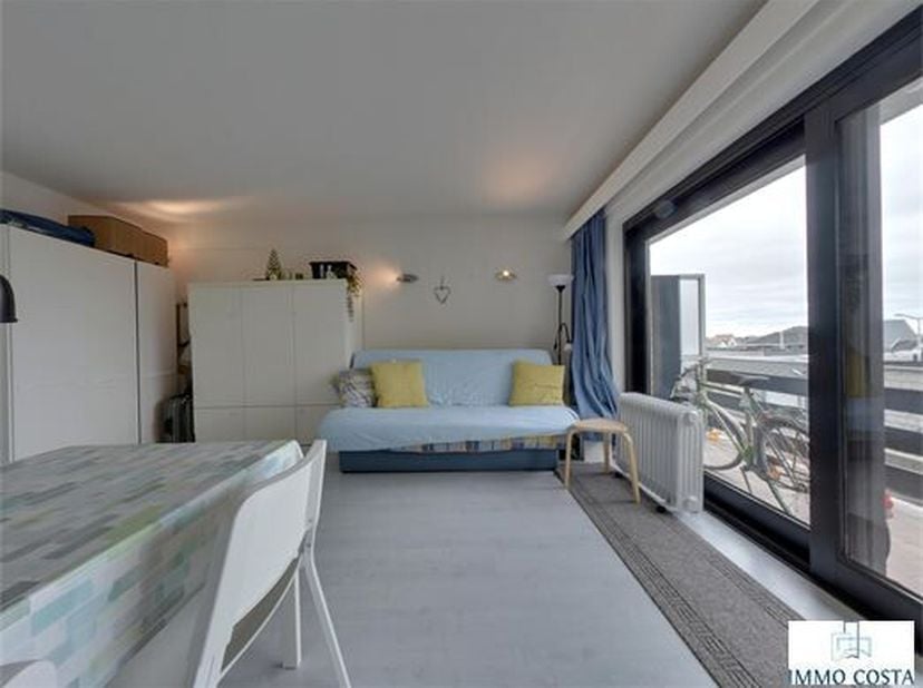 Ce studio prêt à emménager, situé à l'arrière du Zeedijk 220 à Middelkerke, offre calme et confort dans un emplacement de choix. Profitez pleinement d