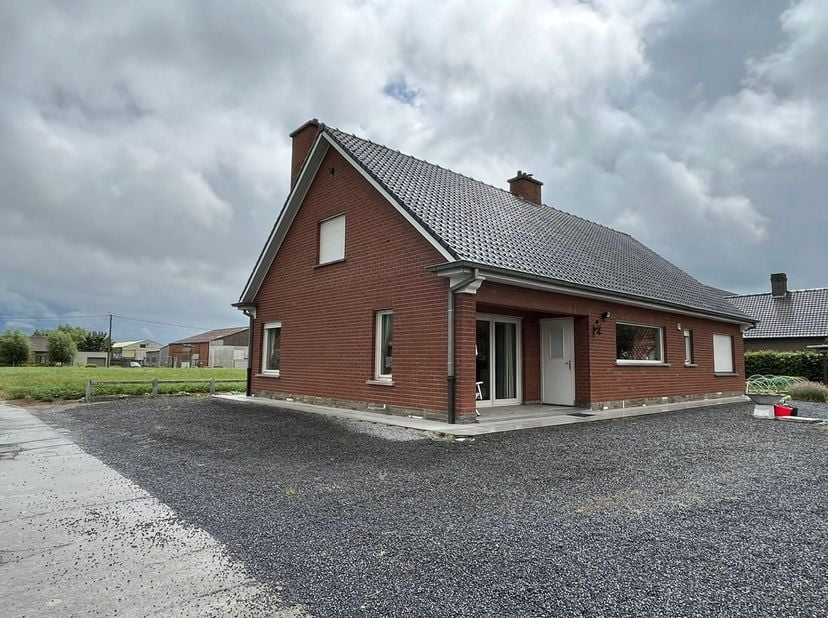 <br />
Op een rustige landelijke ligging tussen Waregem en Oostrozebeke bevindt zich deze authentieke hoeve op een perceel van ca.&amp;nbsp;26.000 m². De