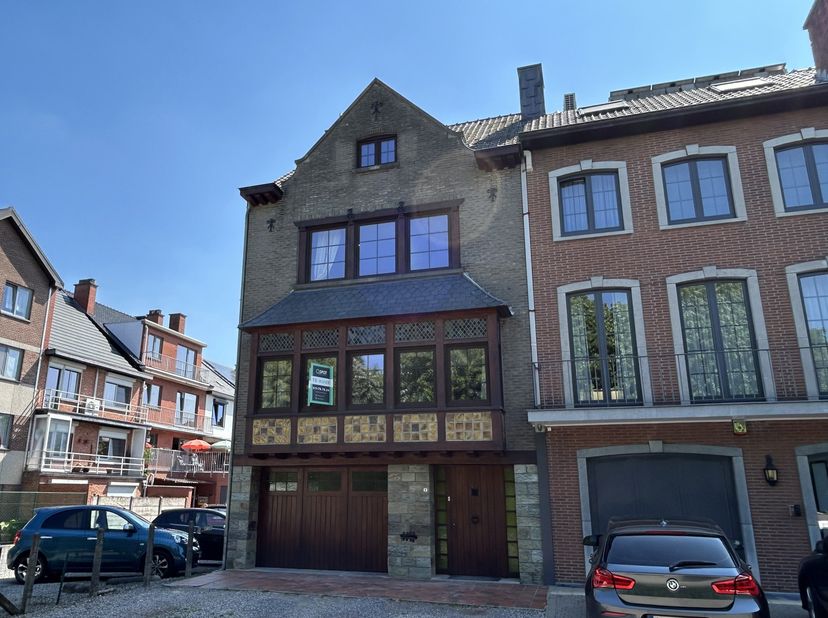 Gelegen op de Tichelrijlaan, op wandelafstand van het centrum en in een leuke buurt, stelt Qspot jou deze ééngezinswoning voor, op zijn gelijkvloers b