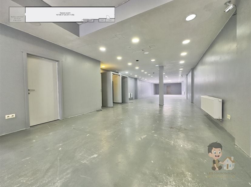 Espace commercial de 210 m² au coeur de Châtelineau<br />
Situé dans la rue commerçante de la Rue Maréchal Foch, ce commerce bénéficie dun emplacement