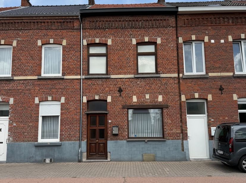 Deze woning is gelegen aan de rand van de Stad Sint-Truiden.<br />
<br />
Op het gelijkvloers vinden we de inkom, woonkamer met aansluitend de eethoek