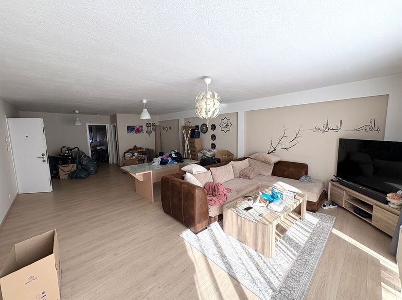 Ruim 1-slaapkamer appartement in hartje Merksem<br />
Ligging:<br />
Het appartement ligt in het centrum van Merksem, op wandelafstand van verschillen