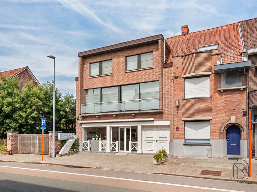 Ontdek dit bijzonder veelzijdige eigendom op een absolute toplocatie in Waregem, bestaande uit een commercieel handelspand met ruime woonst. Dankzij d
