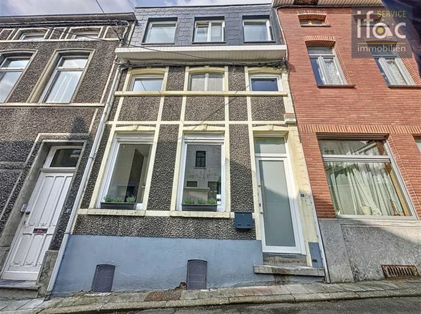 Gerenoveerde rijwoning met 3 slaapkamers en 2 badkamers pal in het centrum van Overijse!<br />
<br />
Op het gelijkvloers: Ruime en mooi belichte wo