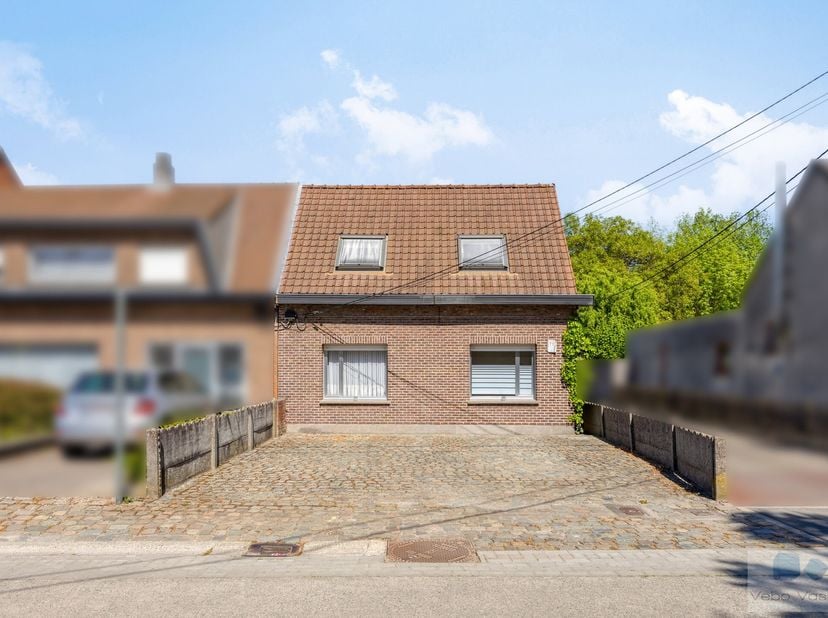 Op een uiterste rustige locatie Berlaar-Heikant, bevindt zich deze charmante HOB met garage en gezellige tuin op 495 m².<br />
<br />
De woning is gel