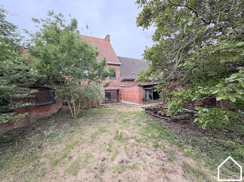 Deze oude krantenwinkel heeft reeds 2 huisnummers namelijk Veurnseweg 138 en 138A.<br />
<br />
De interne opsplitsing in 2 woningen is reeds gebeurd.