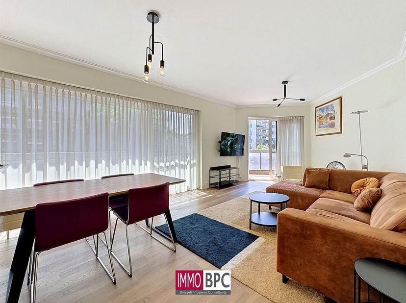 Dit stijlvol gerenoveerde appartement van ca. 82 m² werd in 2021 volledig vernieuwd en combineert comfort, kwaliteit en een hedendaagse afwerking. Dan
