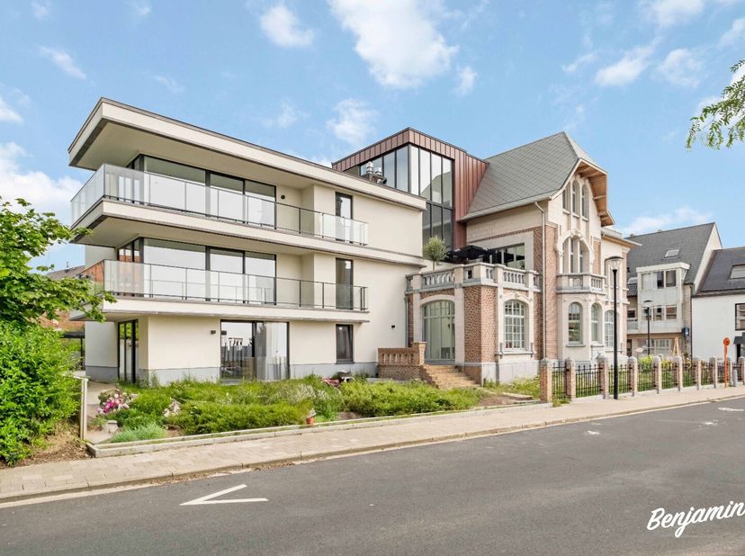 - Emplacement exceptionnel sur la place du marché de Beselare (Beselarestraat 330, appartement 7)<br />
- Appartement neuf au 2ème étage (ascenseur di