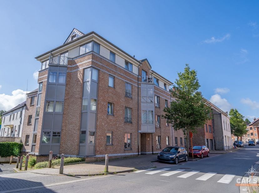 BRAINE-L’ALLEUD – Cap Sud vous propose à la vente cet appartement lumineux, idéalement situé à deux pas de la gare, à proximité des écoles et des gran