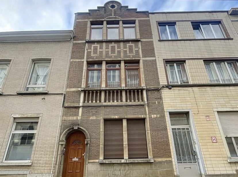 Quartier Bockstael, cet immeuble de rapport composé de trois unités reconnues constitue une opportunité . Le rez-de-chaussée propose un confortable ap