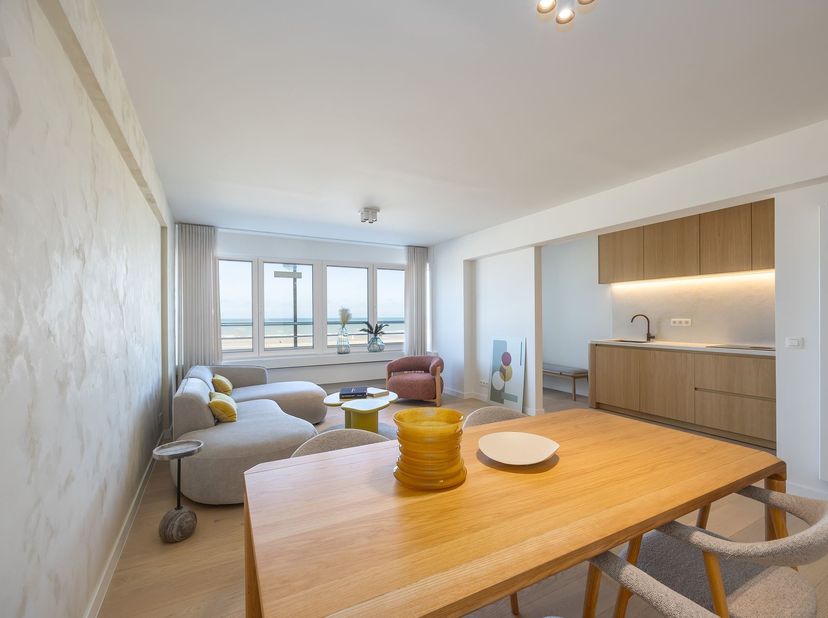 INSTELPRIJS: €545.000. <br />
<br />
Luxueus gerenoveerd appartement (89 m²) met frontaal zeezicht. <br />
<br />
Op de 1ste verdieping van residentie