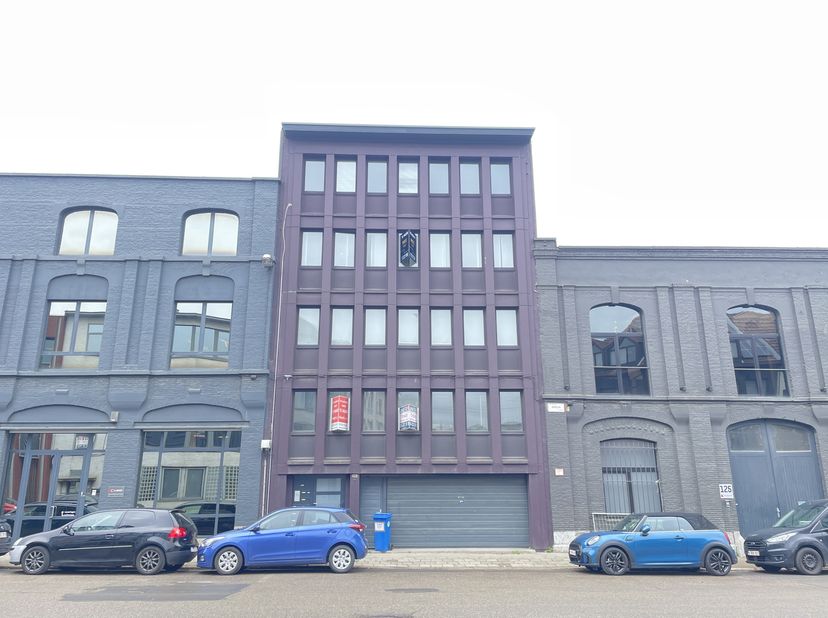 Gelegen in het dynamische gebied van Park Spoor Noord te Antwerpen, biedt de Bredastraat 123 een kantoorruimte van ca. 100m², perfect voor bedrijven d
