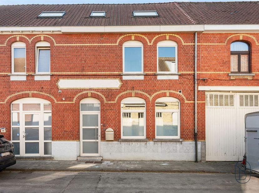 WELKOM IN ZINGEM: CHARMANTE WONING MET VEEL POTENTIEEL<br />
Deze sfeervolle woning gelegen in Kruisem biedt een perfecte combinatie van klassieker ch