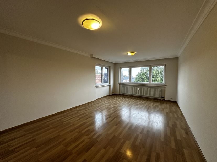 Dans le centre d'Enghien, à 2' de la gare et du parc, appartement au 4ème étage avec ascenseur, comprenant hall d'entrée, wc séparé, séjour, cuisine é