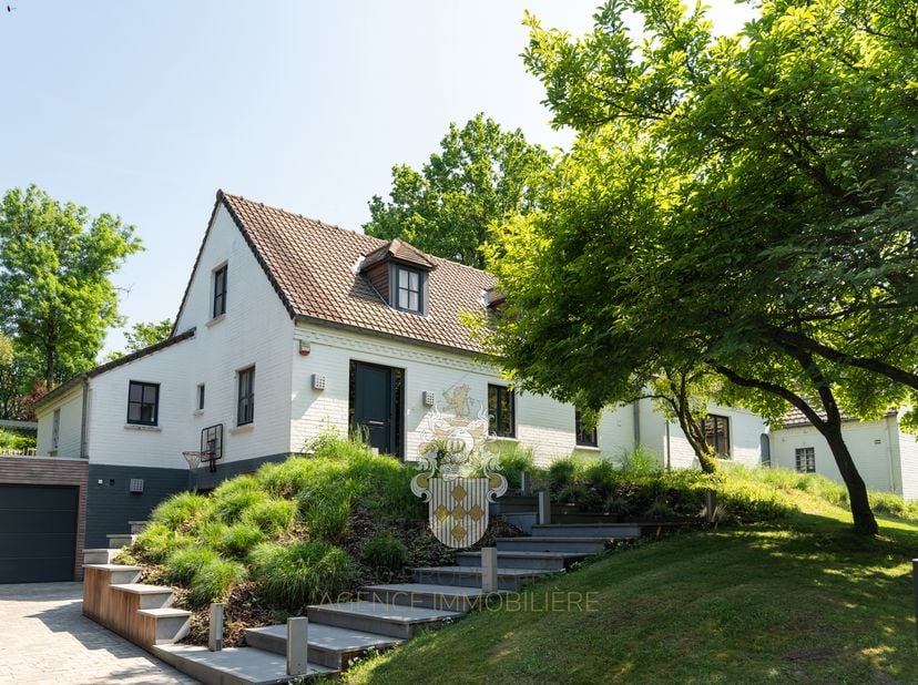 Espinette – Élégante villa rénovée avec piscine et jardin paysager<br />
Idéalement située à proximité immédiate du rond-point Saint-Anne, au cœur d’u
