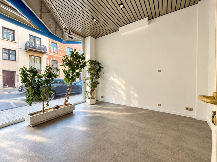 Bedrijfsvastgoed te koop in Rue Vanderkindere 210,
                    1180 Ukkel