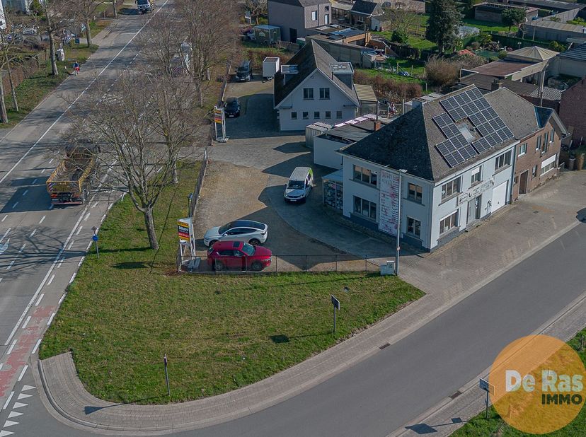 ERPE - De eigendom ligt op een perceel van 454 m² langs de Gentsesteenweg, op een opvallende hoeklocatie met een sterke commerciële uitstraling. De zi