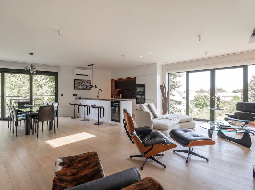 Situé à Wemmel, dans un environnement verdoyant à proximité immédiate de Bruxelles, ce penthouse de ±123 m² PEB occupe le dernier étage dune petite co
