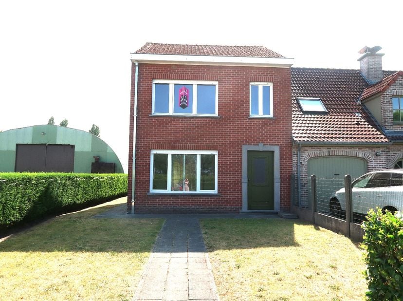 In de Stationsstraat te Jabbeke bevindt zich deze ruime en verzorgde gezinswoning met een bewoonbare oppervlakte van 160 m². De woning beschikt over d