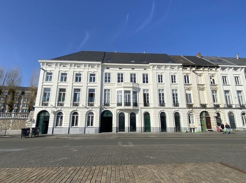 206,5m² winkelruimte op gelijkvloers van recent renovatieproject<br />
Ligging: in levendige studentenbuurt op het Sint-Pietersplein in Gent, rechtove