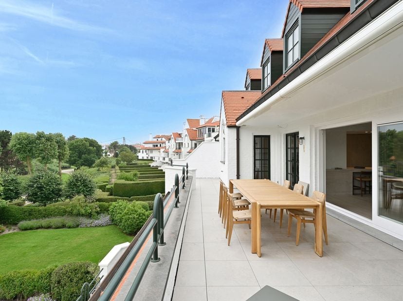 Dit exceptionele appartement met zuidgericht terras is gelegen in het uiterst prestigieuze en groene domein Tennis Gardens, nabij de Royal Zoute Tenni