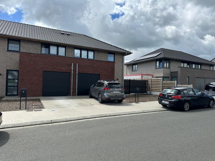 Verrassend ruime, lichtrijke nieuwbouwwoning met zonnige tuin<br />
De indeling is als volgt:<br />
Gelijkvloers: inkomhal met gastentoilet - ruime li