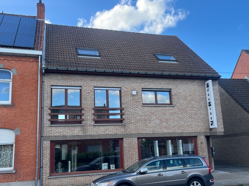 Maison à louer dans la Guldensporenstraat, à Harelbeke, à proximité des transports en commun et des axes routiers. Cette maison familiale offre un age